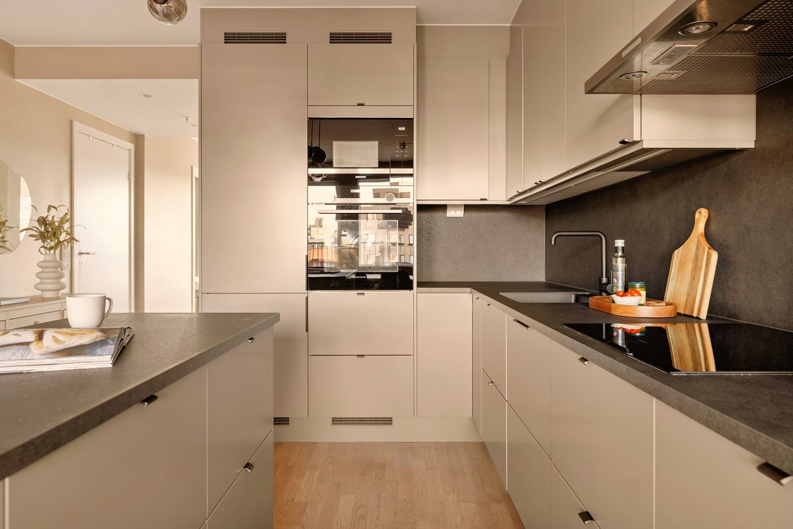 Kjøkkenet er godt utstyrt med integrerte hvitevarer fra Siemens, inkludert platetopp, stekeovn, mikrobølgeovn og oppvaskmaskin. Galleribilde