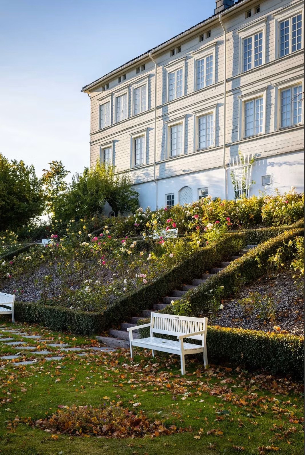 Linderud gård er en historisk herregård i Oslo, med røtter tilbake til 1700-tallet. I dag fungerer gården som et museum under Oslo Museum, og tilbyr omvisninger, konserter og kulturarrangementer som gir innblikk i byens historie og herskapelige livsstil. Galleribilde