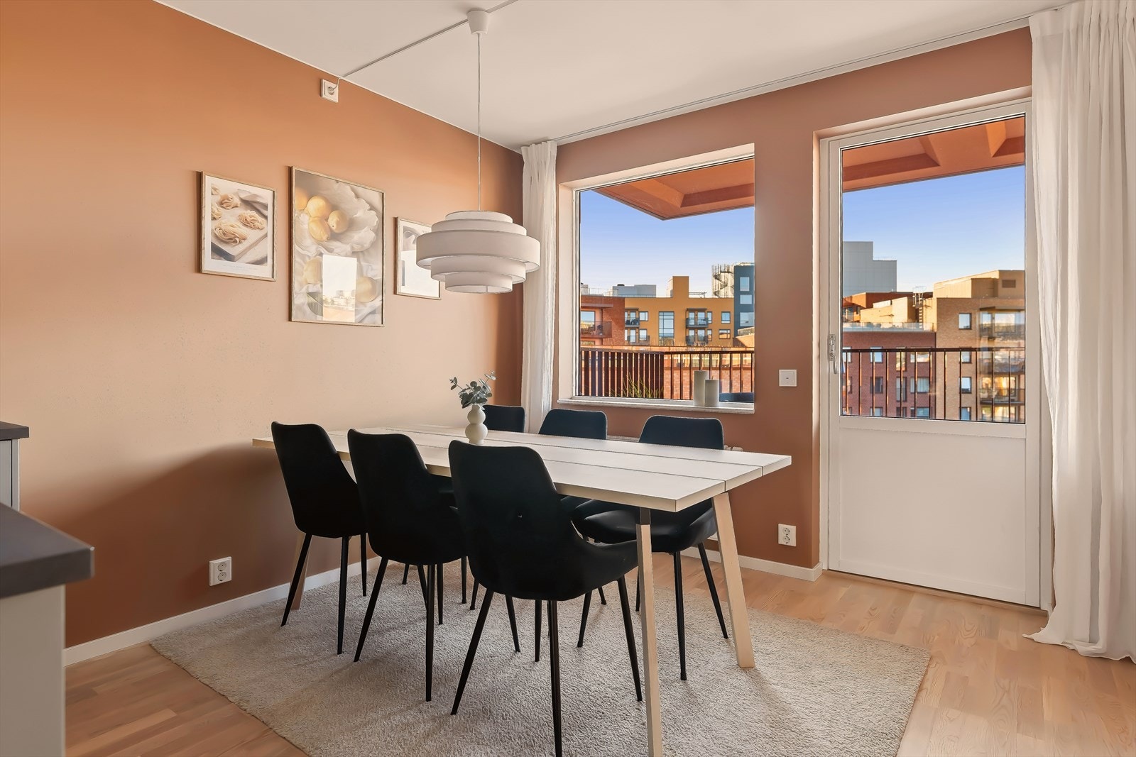 Det er naturligvis godt med plass til tilhørende spisebord på kjøkkenet. Galleribilde