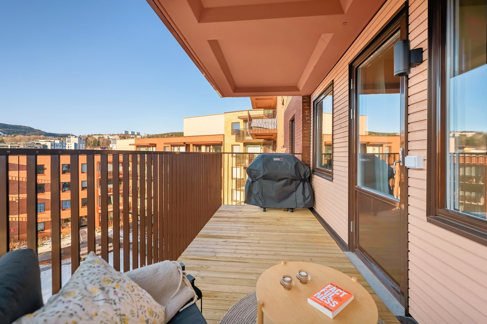 Balkongen har gode solforhold og fungerer som en fin forlengelse av oppholdsrommet. Galleribilde