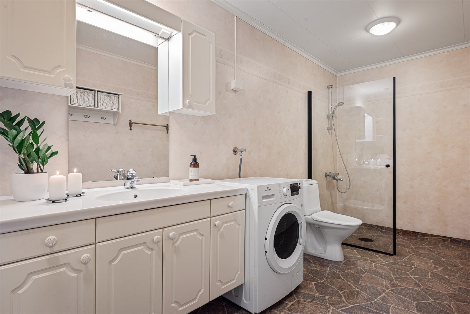 Bad/vaskerom i underetasjen. Galleribilde