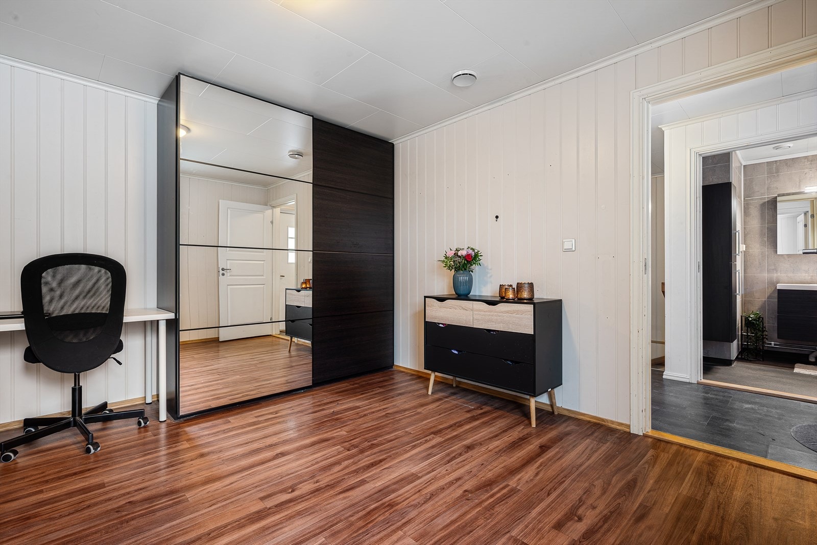 I 1. etasje er det et romslig soverom på 13,5 kvm. Galleribilde