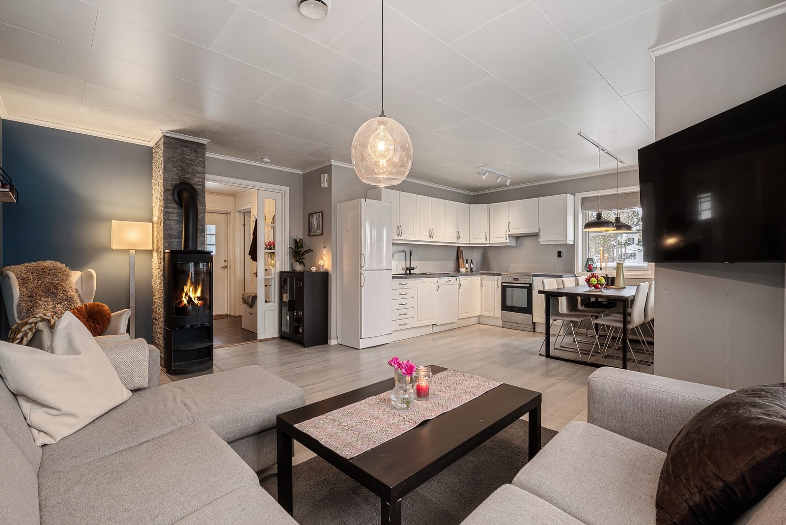 Pen stue/kjøkken i åpen løsning. Galleribilde