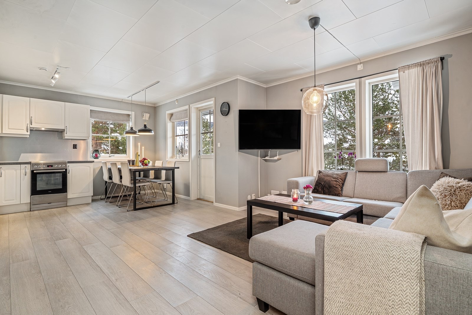 Fra stue/kjøkken er det utgang til verandaen. Galleribilde