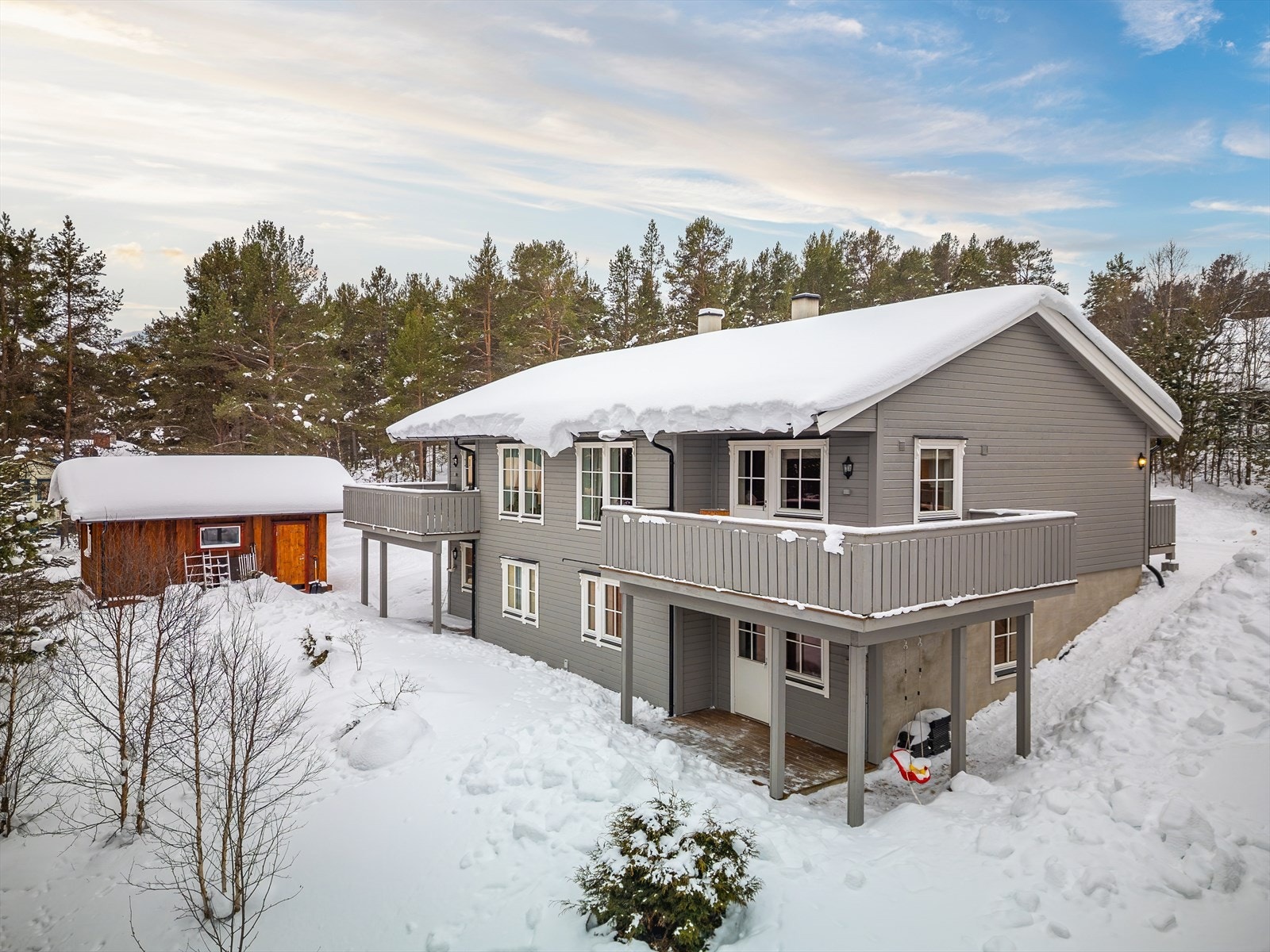 Fasade. (Garasjen til venstre i bildet tilhører naboen). Galleribilde