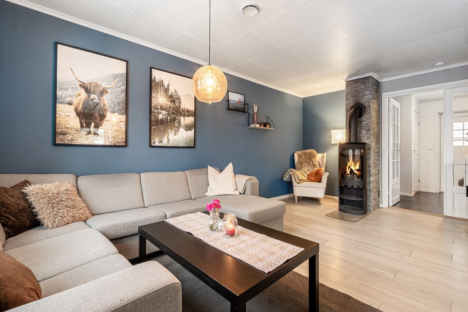 På stua har man en flott vedovn. Galleribilde