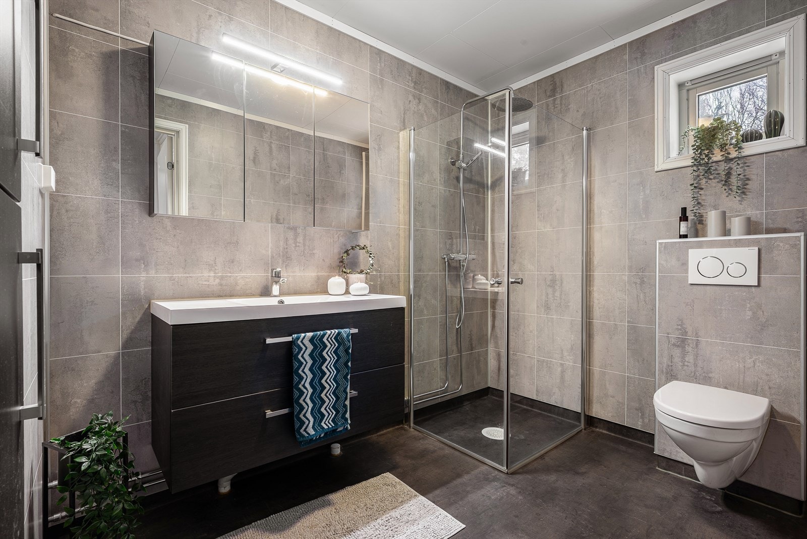 Flott bad i 1. etasje som ble oppgradert i 2020. Galleribilde