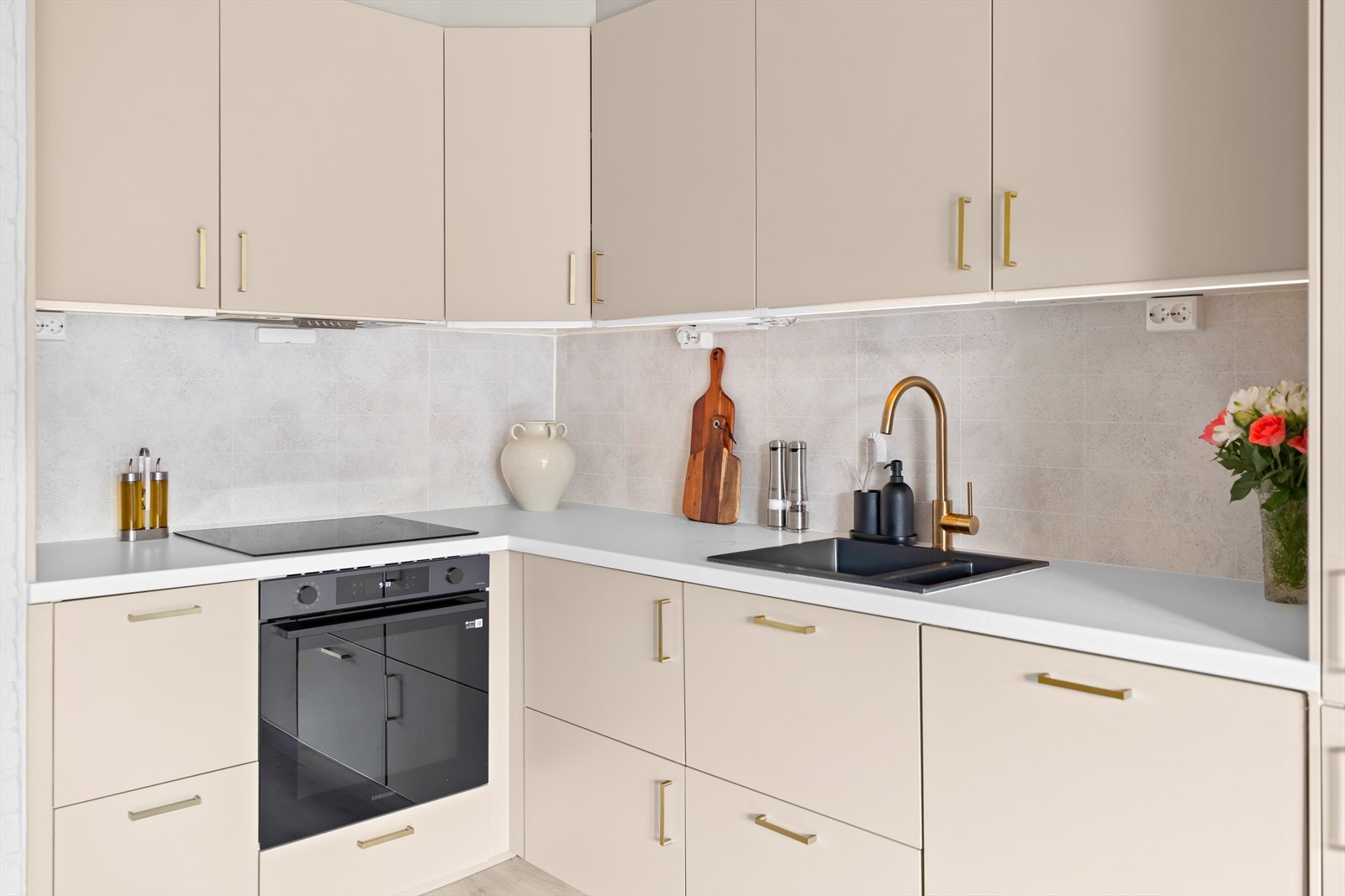 Kjøkkenet har integrerte hvitevarer som platetopp, stekeovn, oppvaskmaskin og kjøleskap med frysedel. Galleribilde