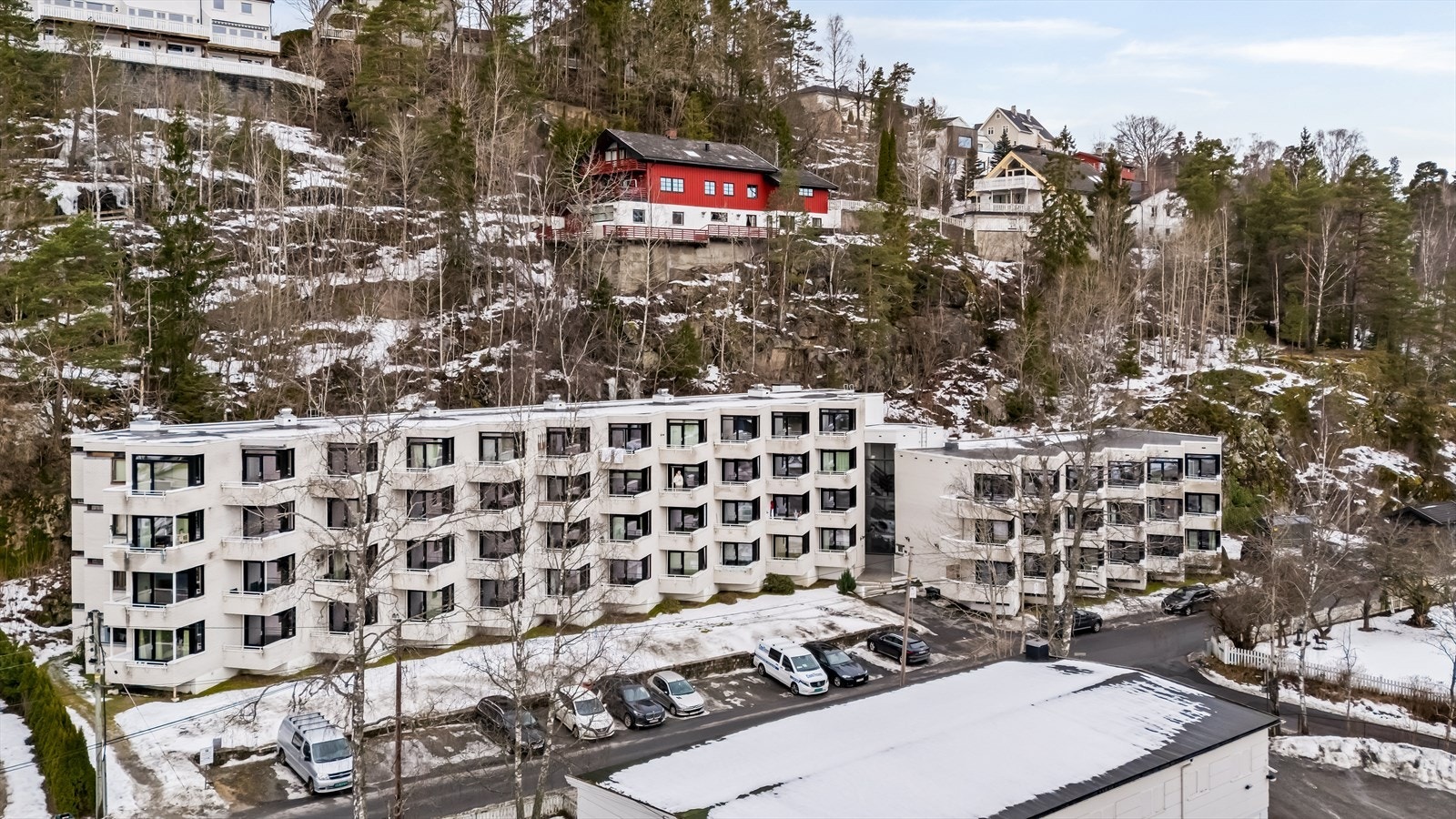 Veletablert og rolig boligområde kjent for grønne omgivelser og nærhet til både marka og fjorden. Galleribilde