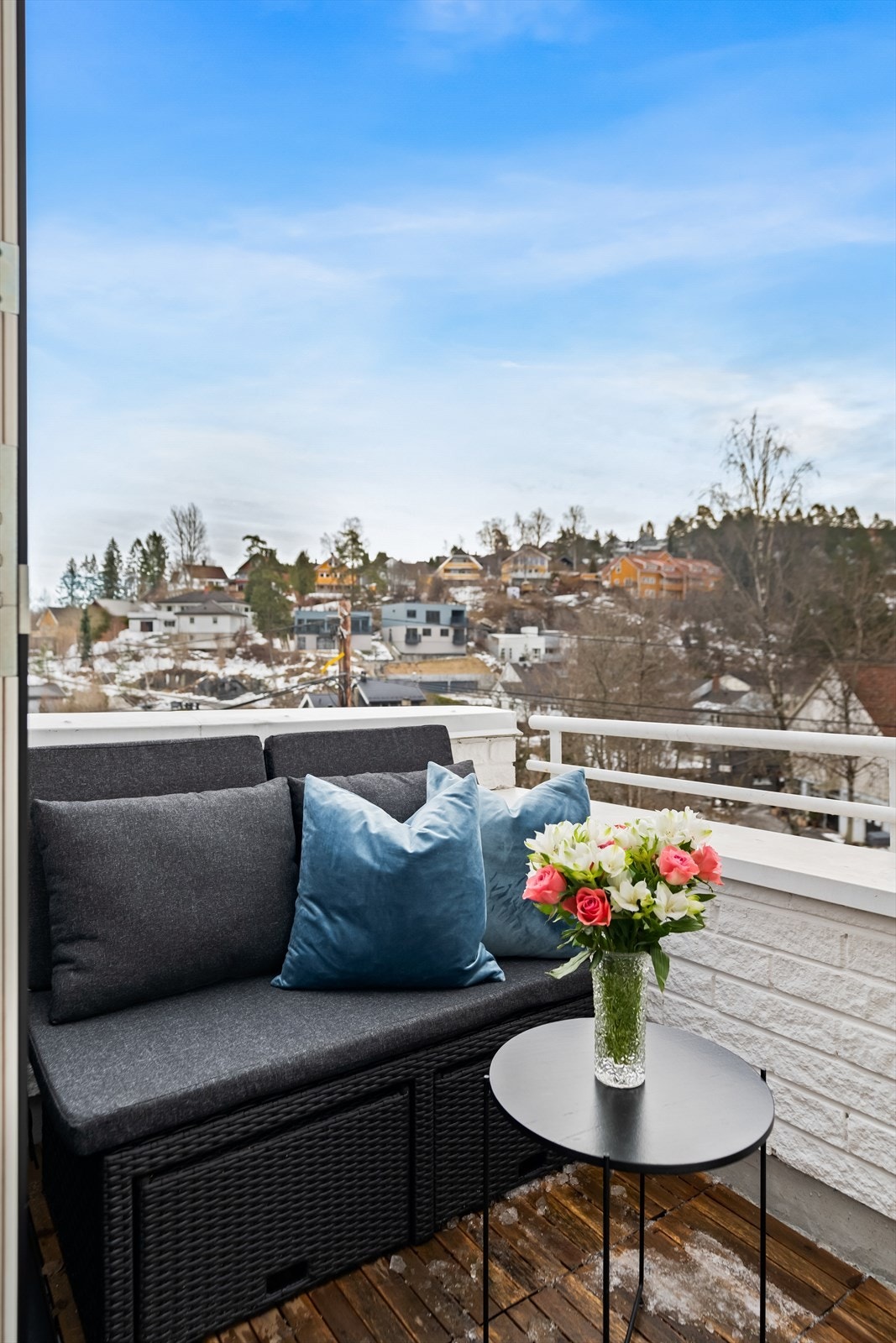 Vinduene og balkongdør er fra 2022/2025. Galleribilde