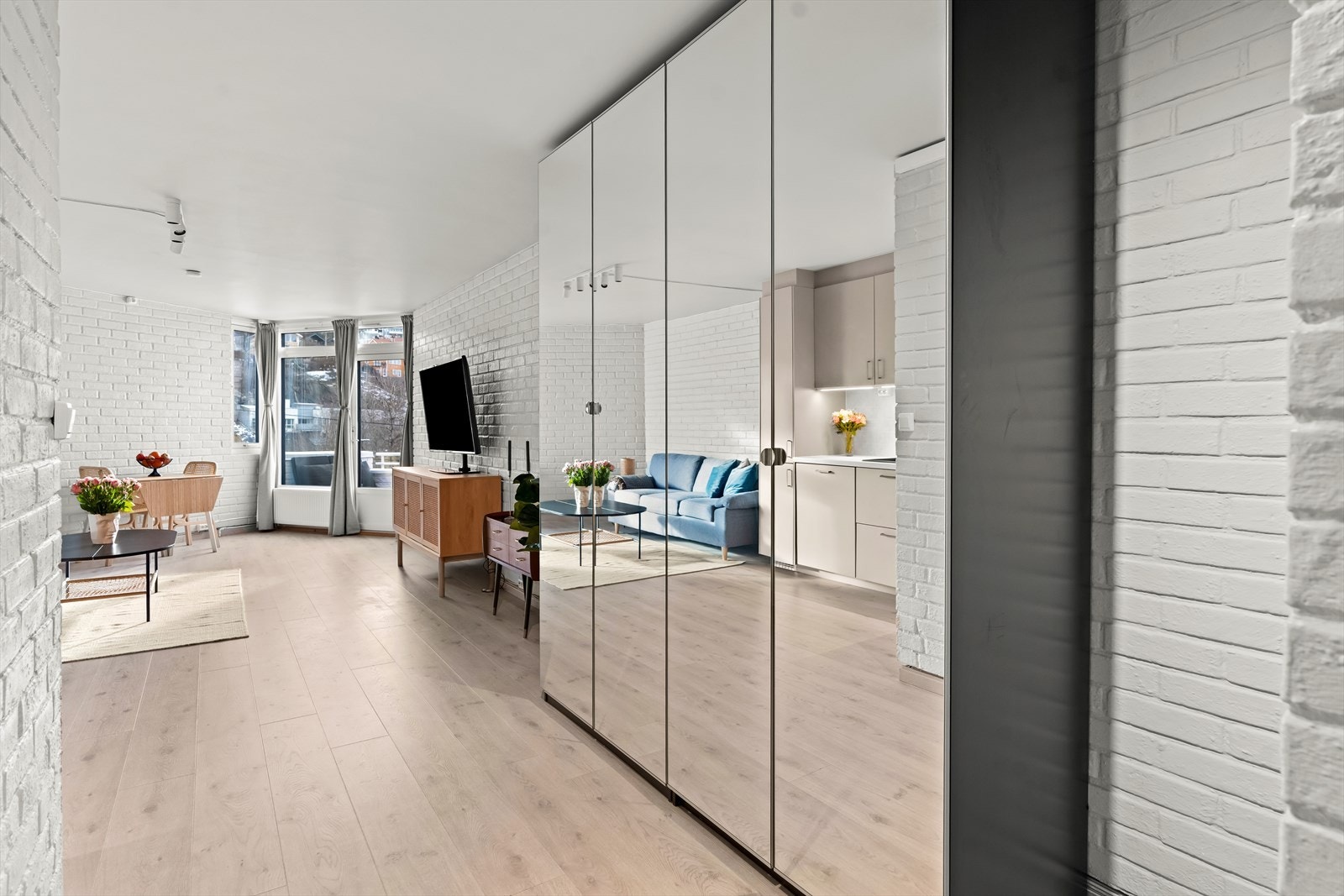 Garderobeskap medfølger. For ekstra oppbevaringsbehov er det tilgang til en kjellerbod på ca. 3 kvm. Galleribilde