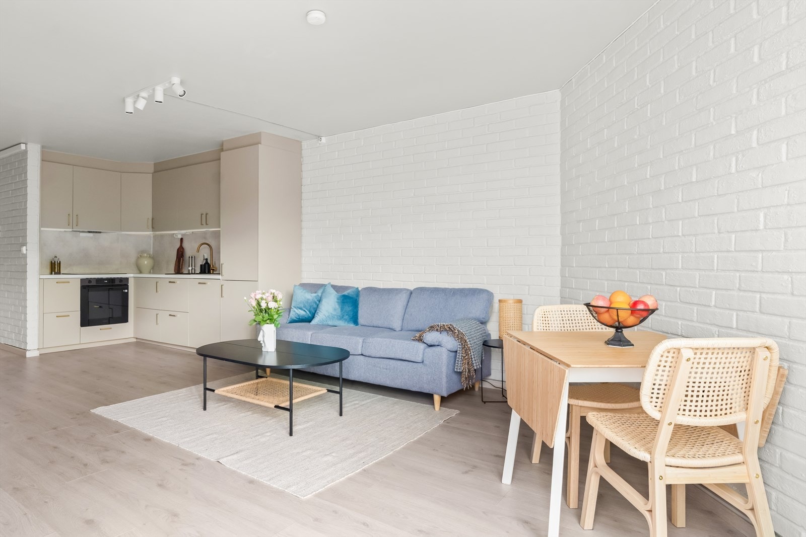 Det er fint plass til både sofa, spisebord og tilhørende møblement. Galleribilde