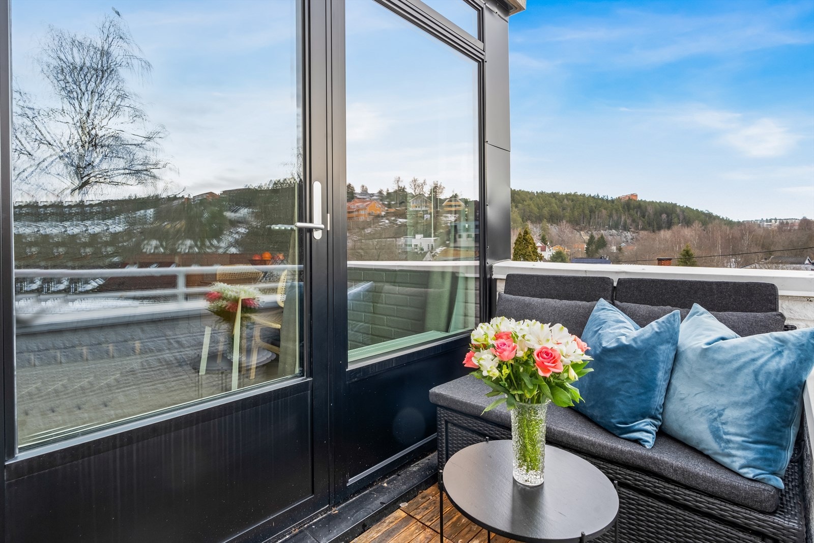 Fra stuen er det utgang til en balkong på ca. 3 kvm. Galleribilde