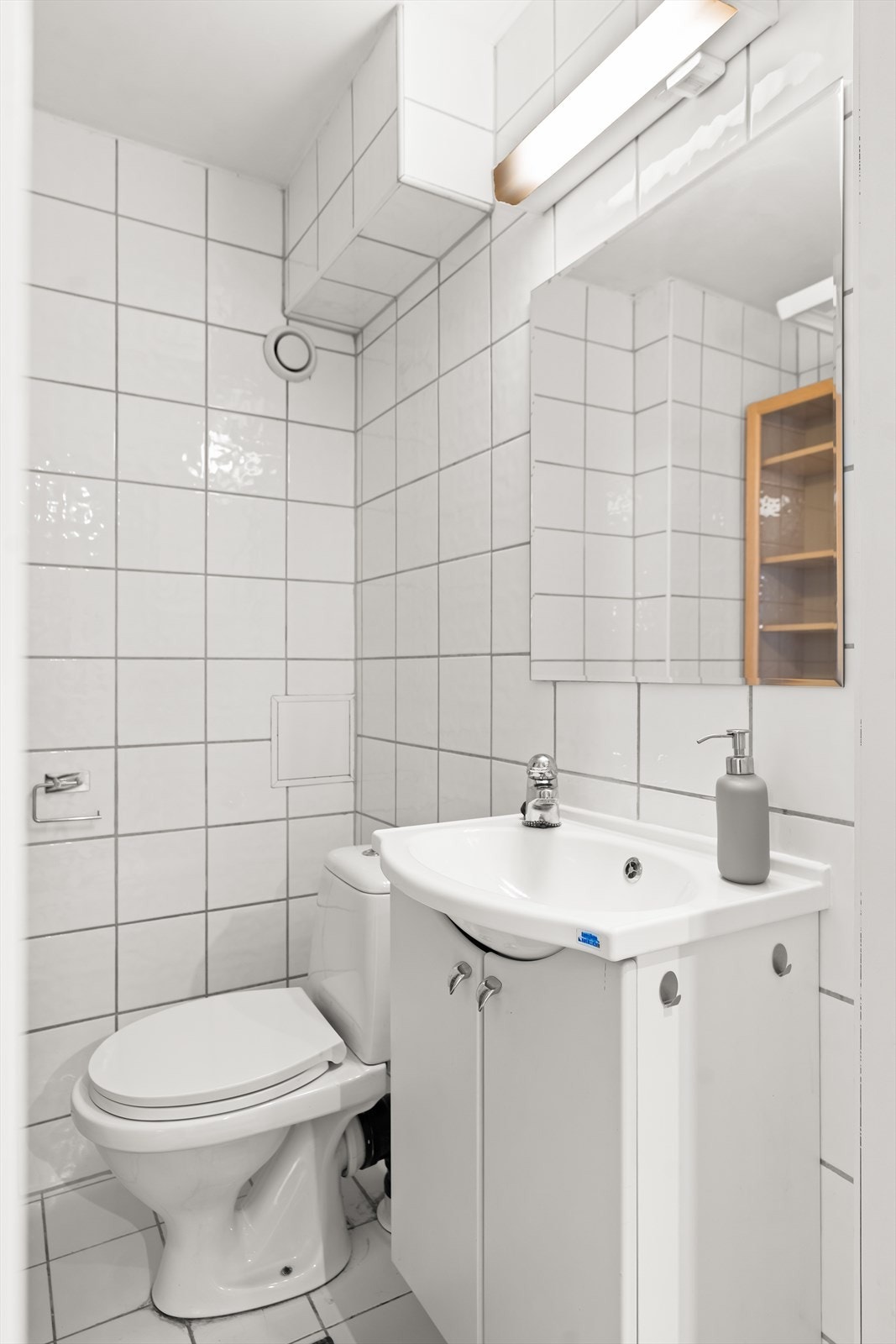 Pent bad som er innredet med lyse gulv- og veggfliser. Galleribilde