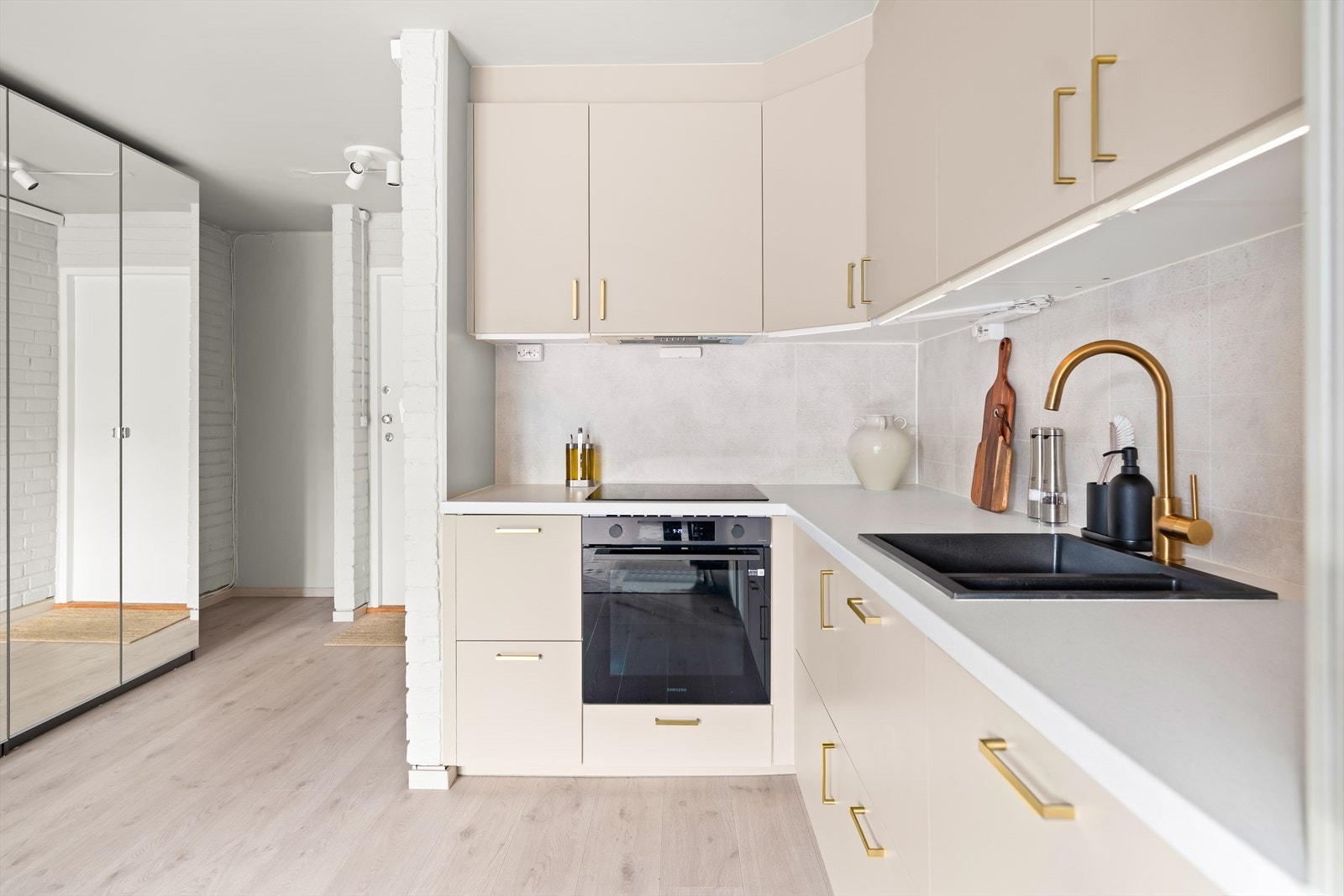 Stilren kjøkkeninnredning fra IKEA som kler rommet godt. Galleribilde