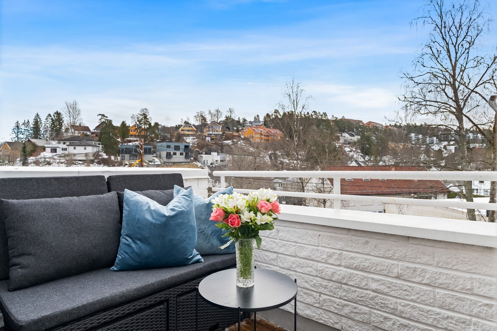 En lys og stilren leilighet med balkong - vendt mot et hyggelig og rolig nabolag i Munkerudkleiva på Nordstrand. Galleribilde