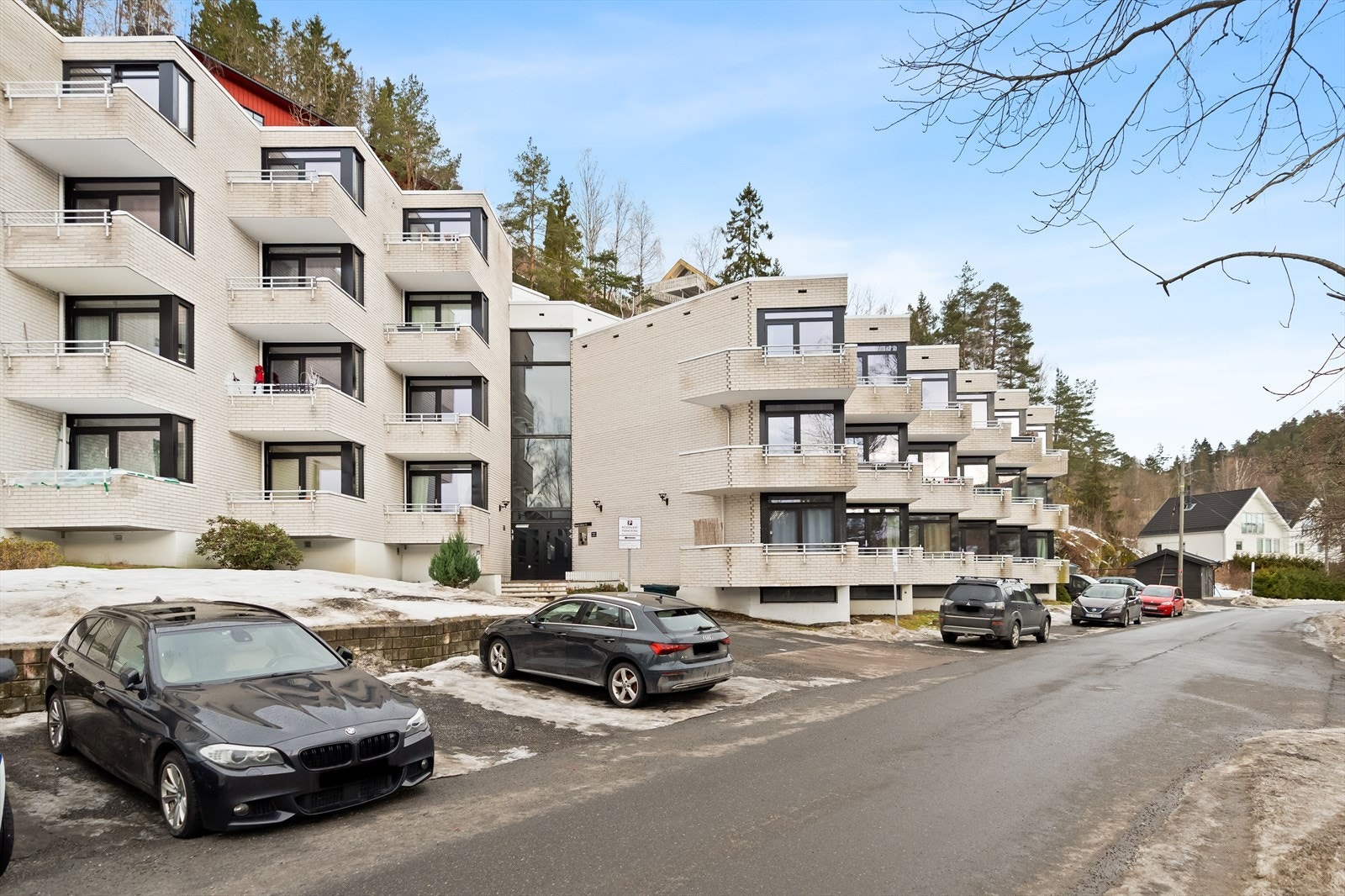 Det er biloppstillingsplasser utenfor blokkene som benyttes etter "førstemann til mølla"-prinsippet. Galleribilde