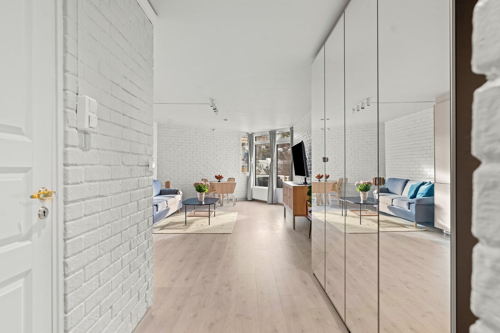 Innenfor døren møter du oppgradert standard med elektrisk anlegg, kjøkken og flater fra 2024. Galleribilde