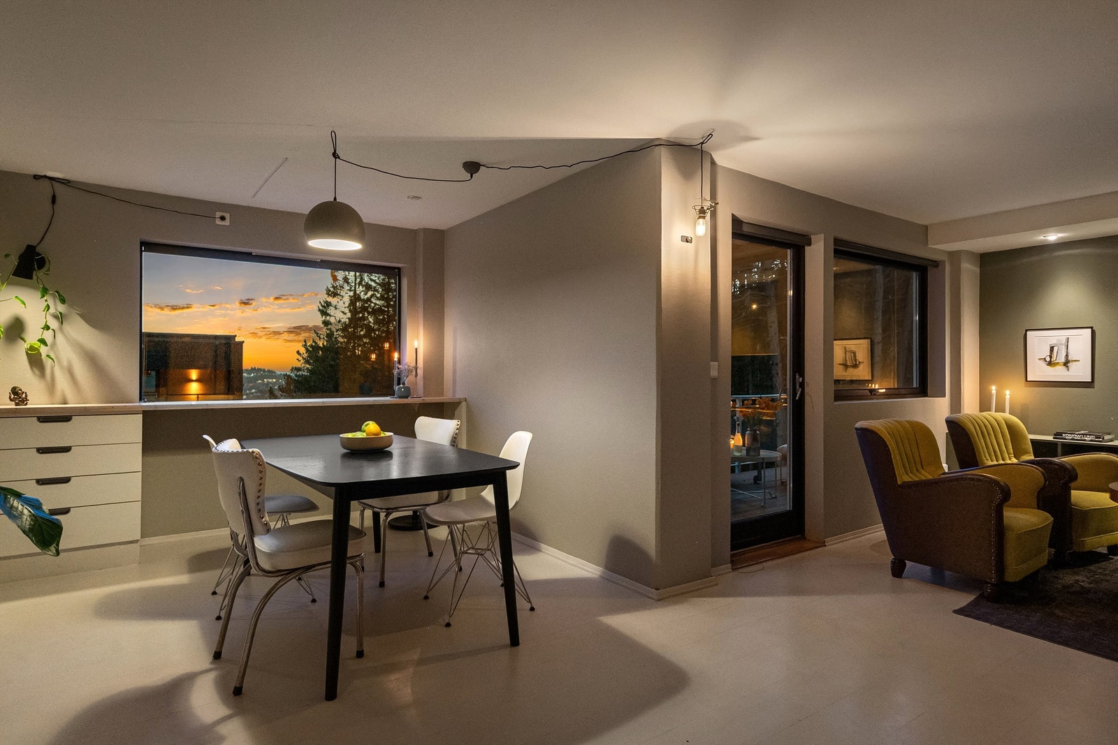 - Store vindusflater i stue og spisestue som slipper inn mye naturlig lys - Galleribilde