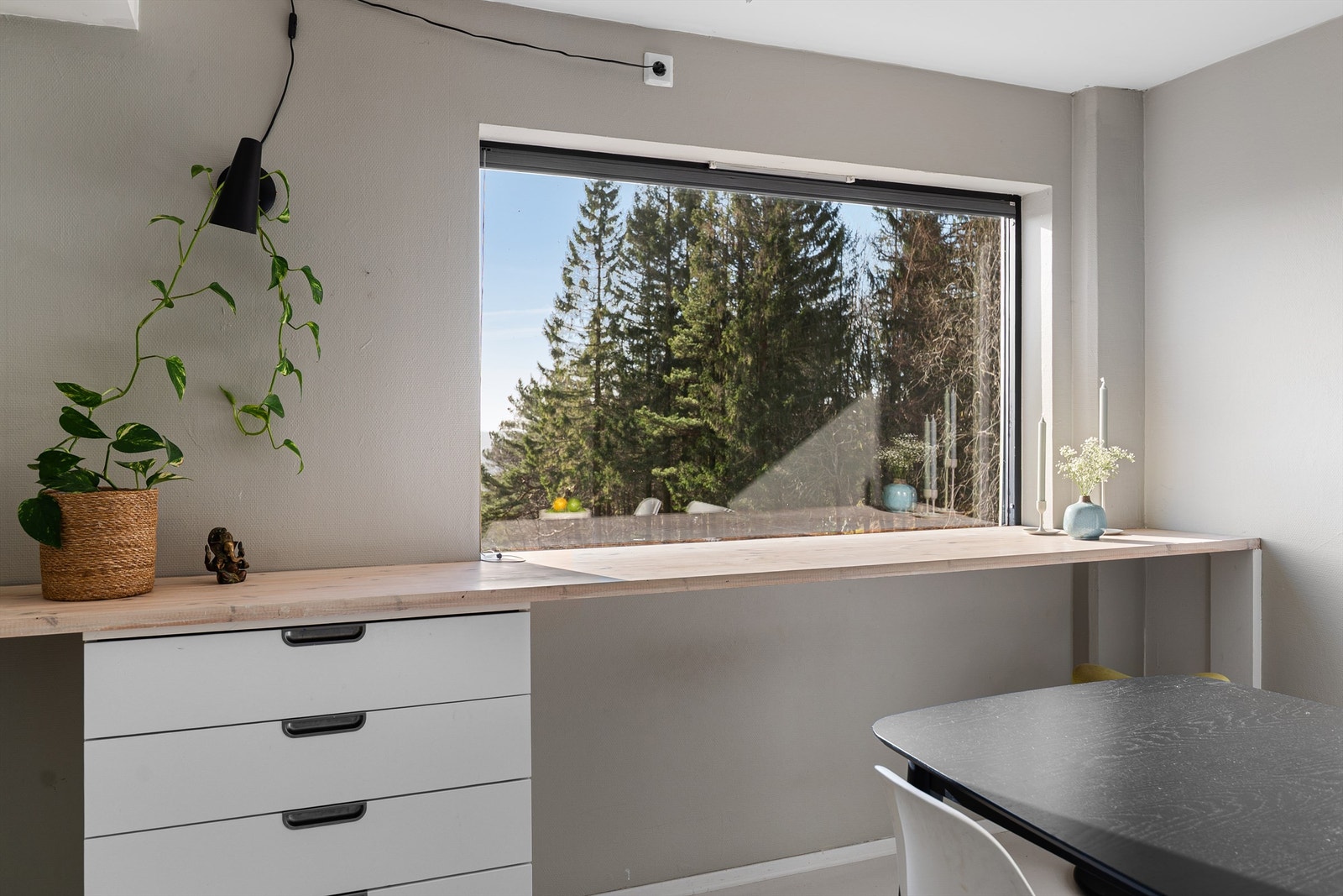 - Plassbygd arbeidsbenk/ ekstra sitteplass hvor utsikten kan nytes - Galleribilde