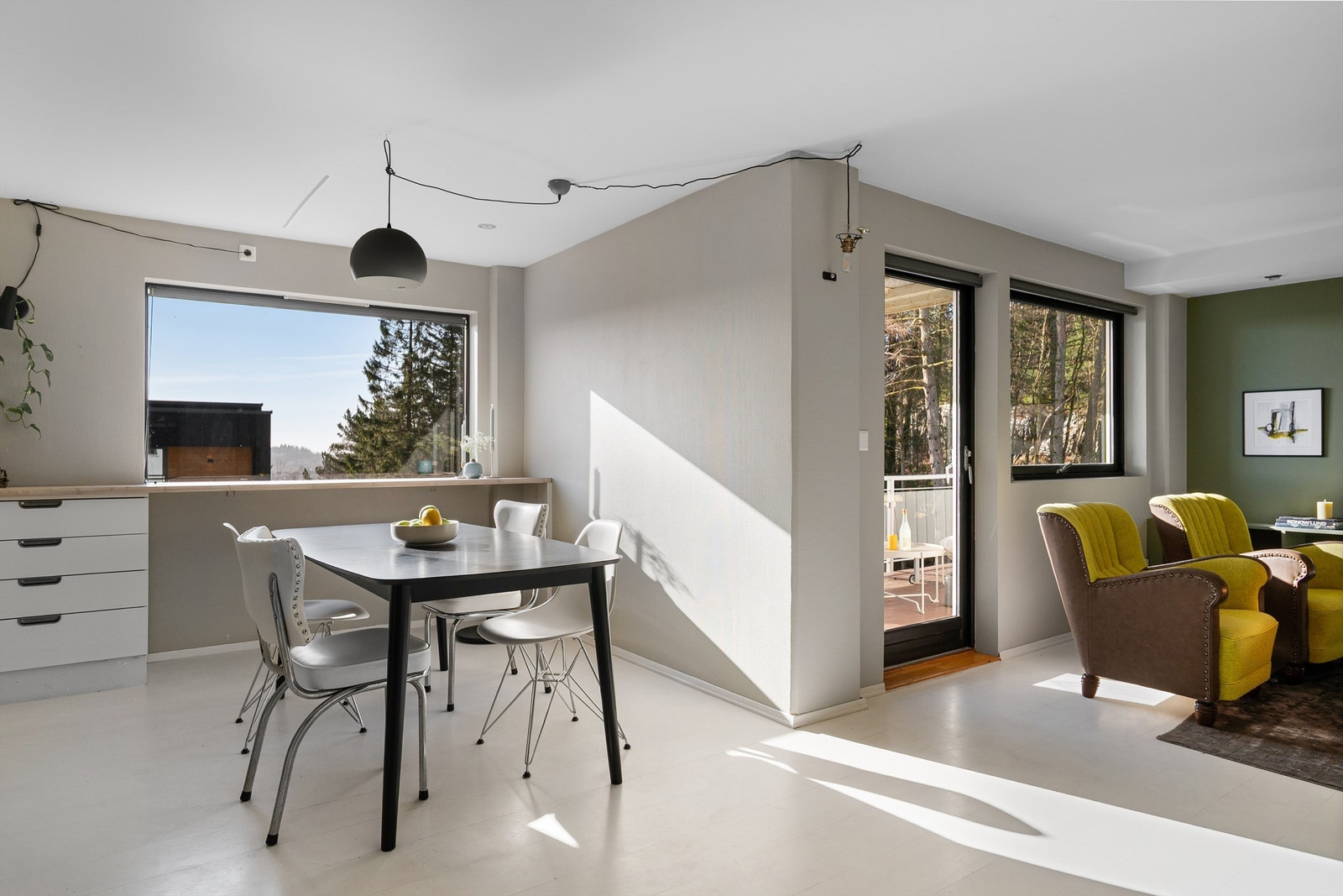 - Romslig stue med mulighet til å innrede i flere soner - Galleribilde