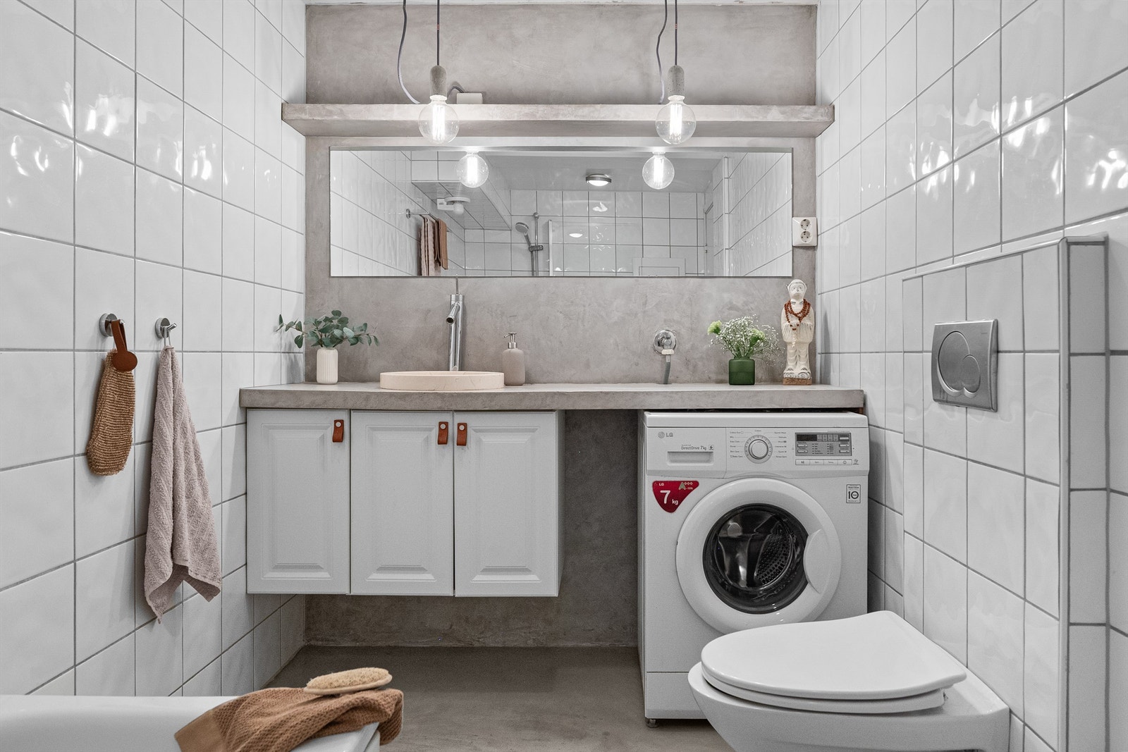 - Badet er romslig med opplegg for vaskemaskin - Galleribilde