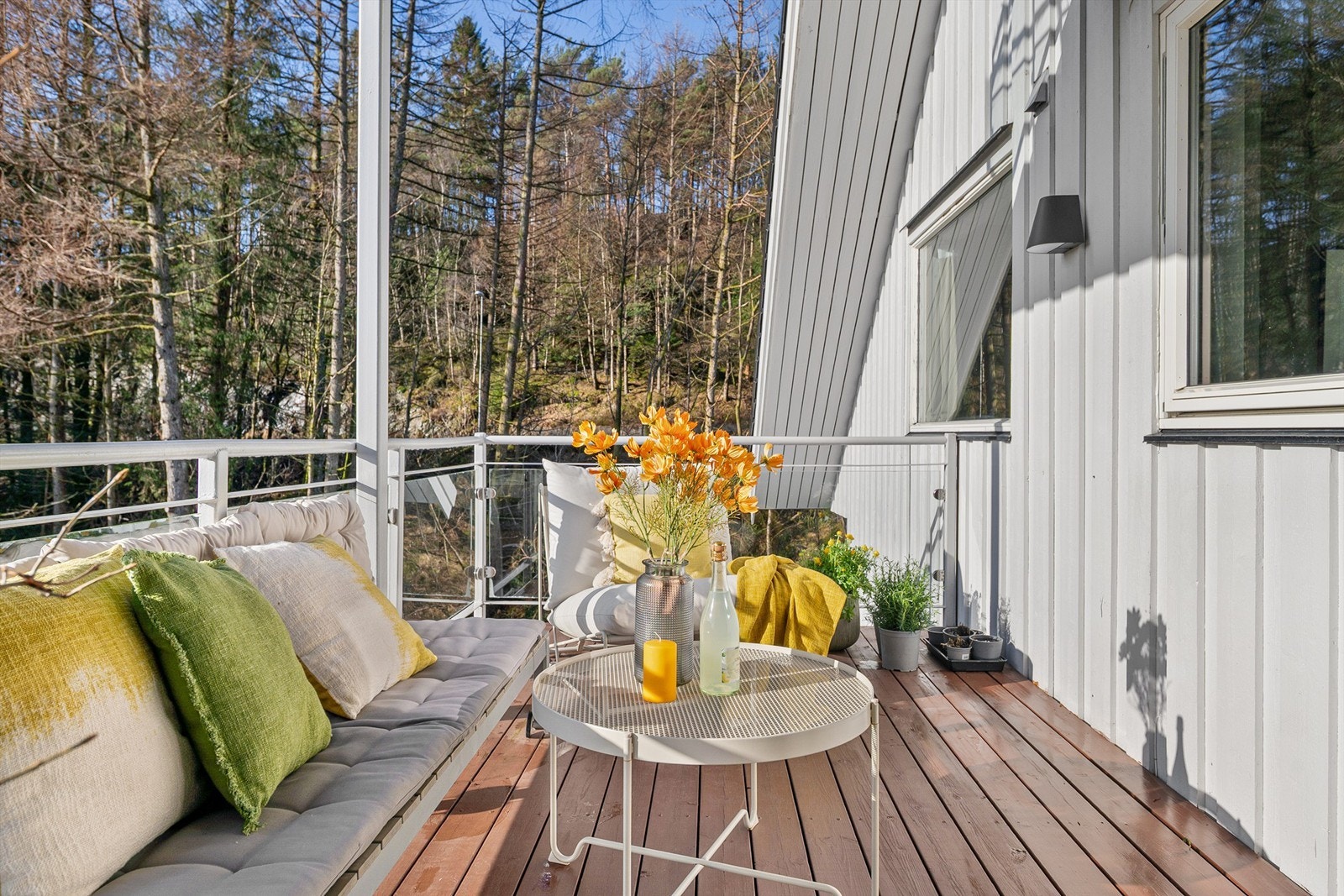 - Balkongen er overbygd som gjør at man kan sitte og nyte sol og fint vær i naturskjønne omgivelser - Galleribilde