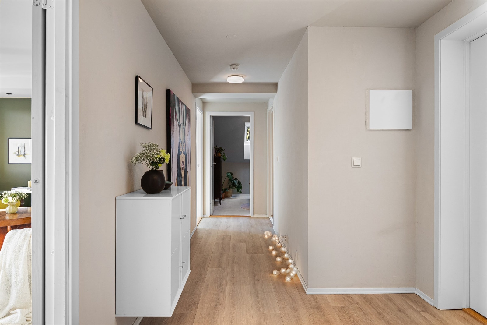 - Videre finner vi bad og begge soverom - Galleribilde