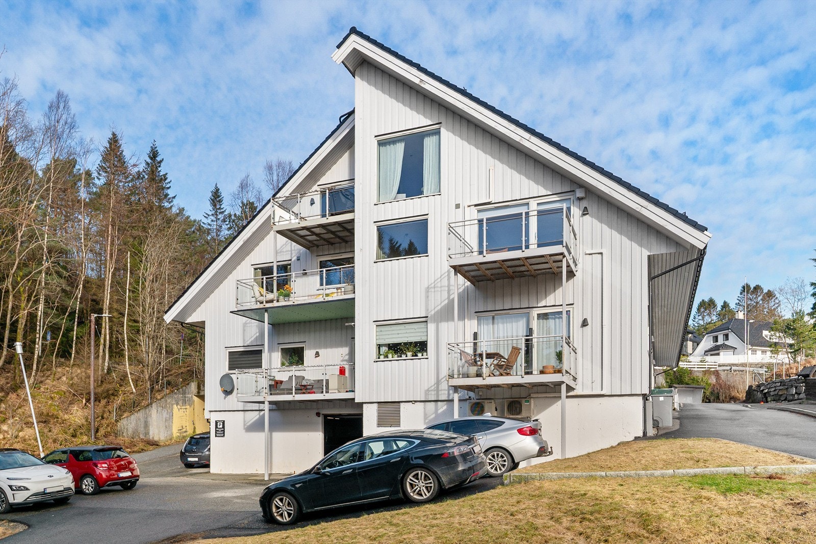 - Fasade. Gjesteparkering i front - Galleribilde