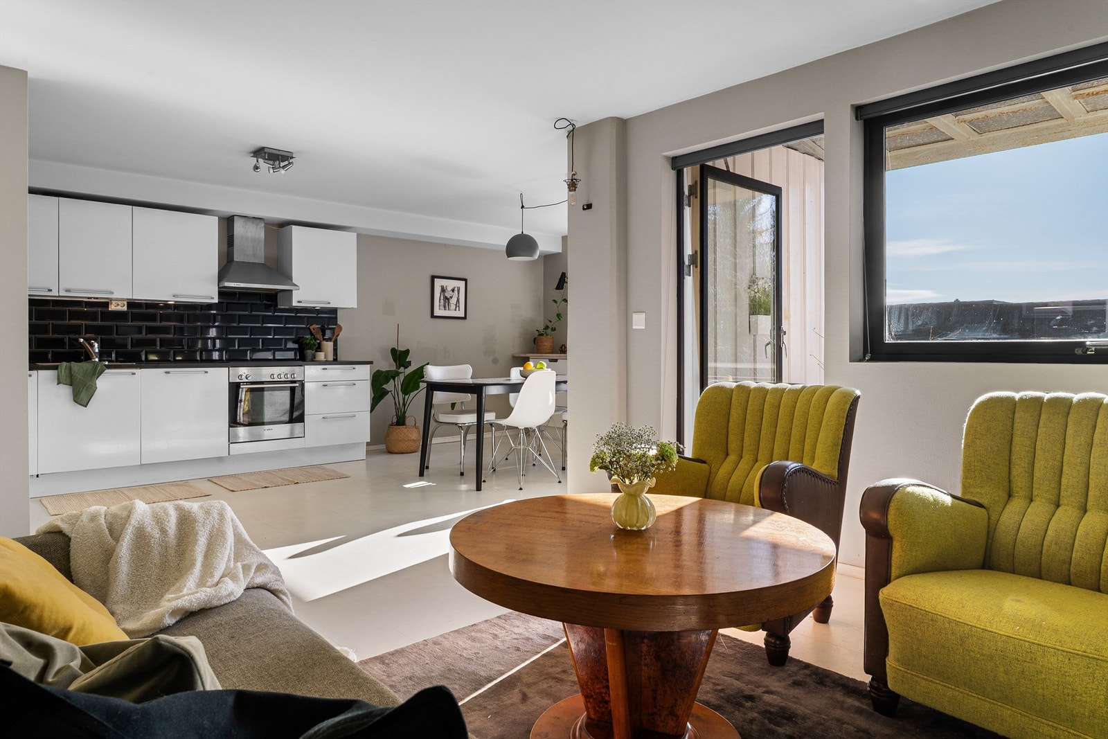 - Kjøkkenet er lyst med tidløs innredning i hvite slette fronter - Galleribilde