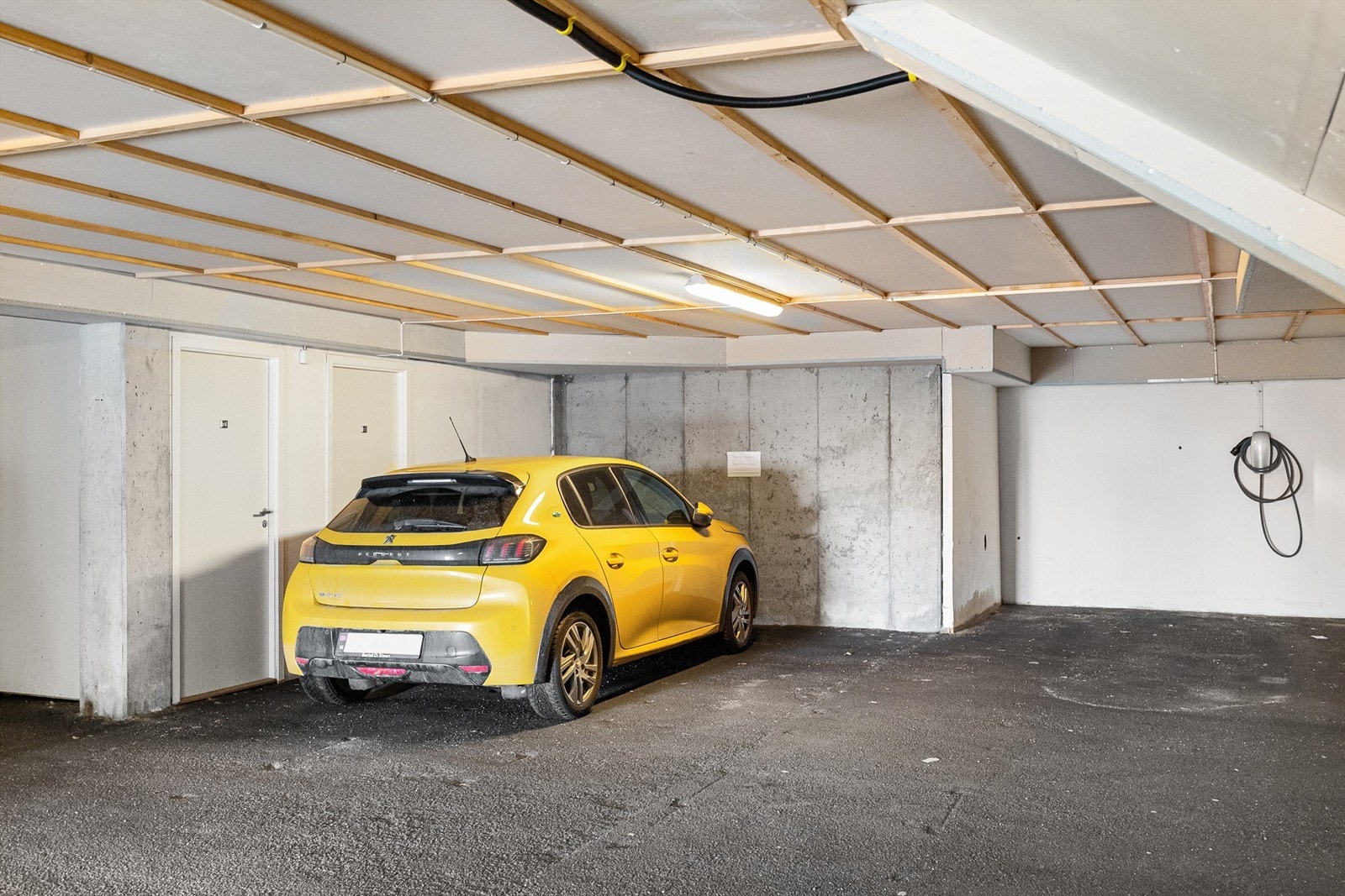 - Romslig garasjeplass og tilhørende bod - Galleribilde