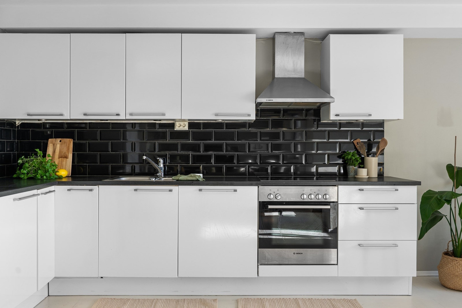 - Stor benkeplass som gjør matlagningen til en lek - Galleribilde