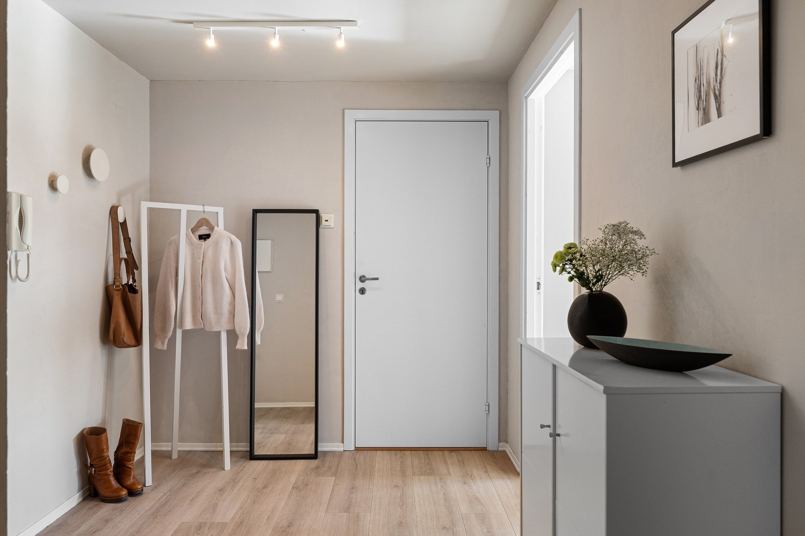 - Gangen er meget romslig. Her er det tilkomst til innvendig bod - Galleribilde