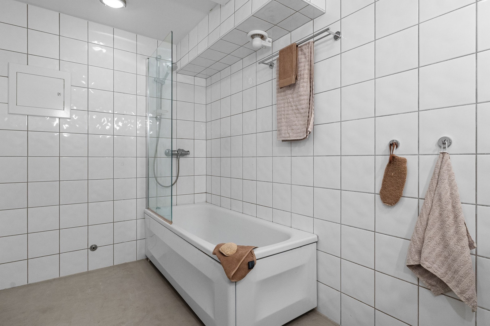 - Innredet med badekar. Et fint sted å slappe av etter en hektisk hverdag - Galleribilde