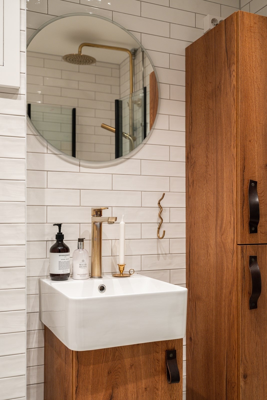 Delikat baderomsinnredning med rene linjer og gjennomførte materialvalg. Galleribilde