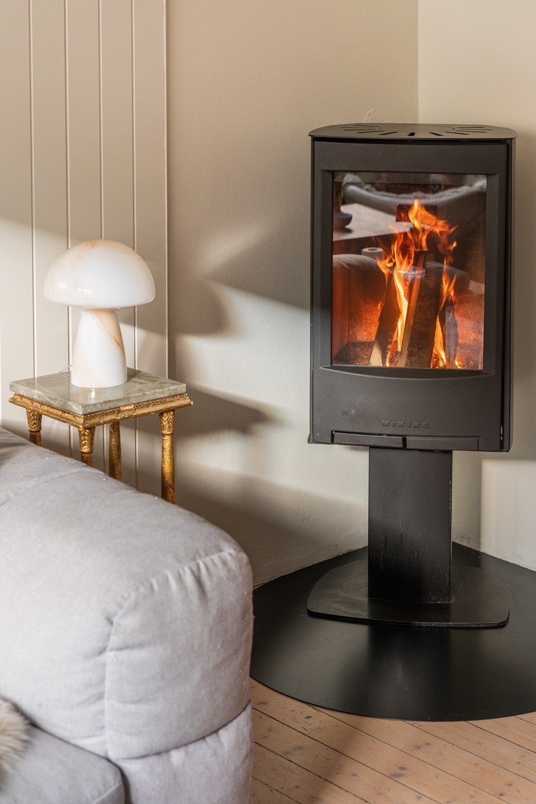 Moderne peisovn som gir godt med varme på kjølige vinterdager. Piper ble rehabilitert i 2023. Galleribilde