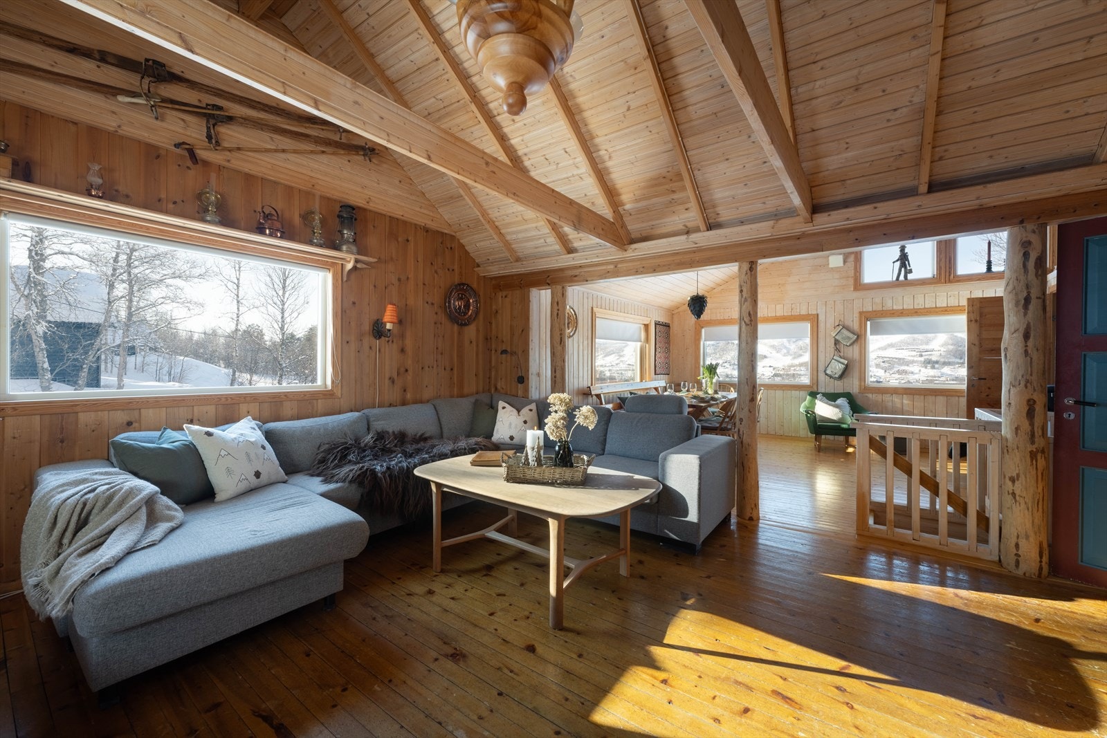 Romslig stue med god takhøyde Galleribilde