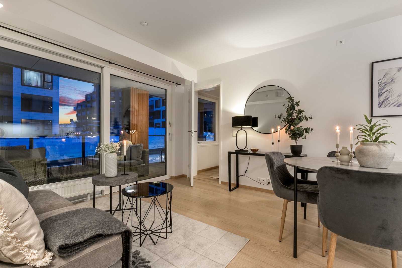 De store vinduene sørger for fint med lysinnslipp i leiligheten Galleribilde