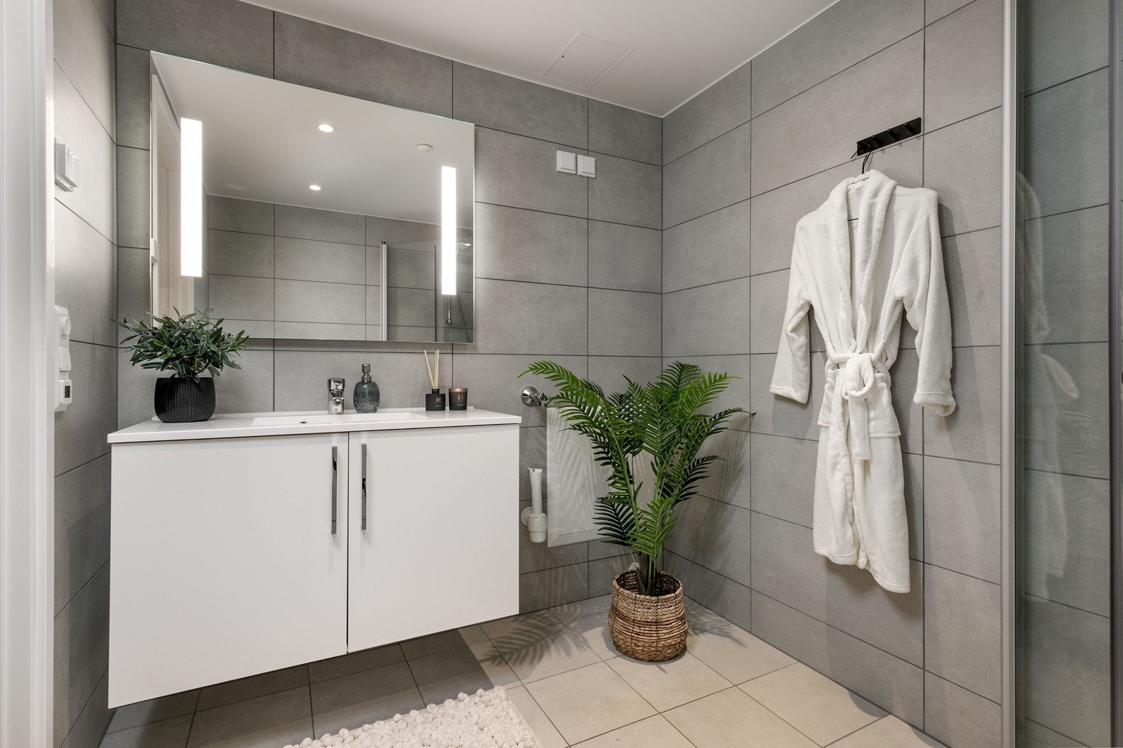 Delikat flislagt bad med alt man trenger for å få en fin start på dagen. Varmekabler i gulv. Galleribilde