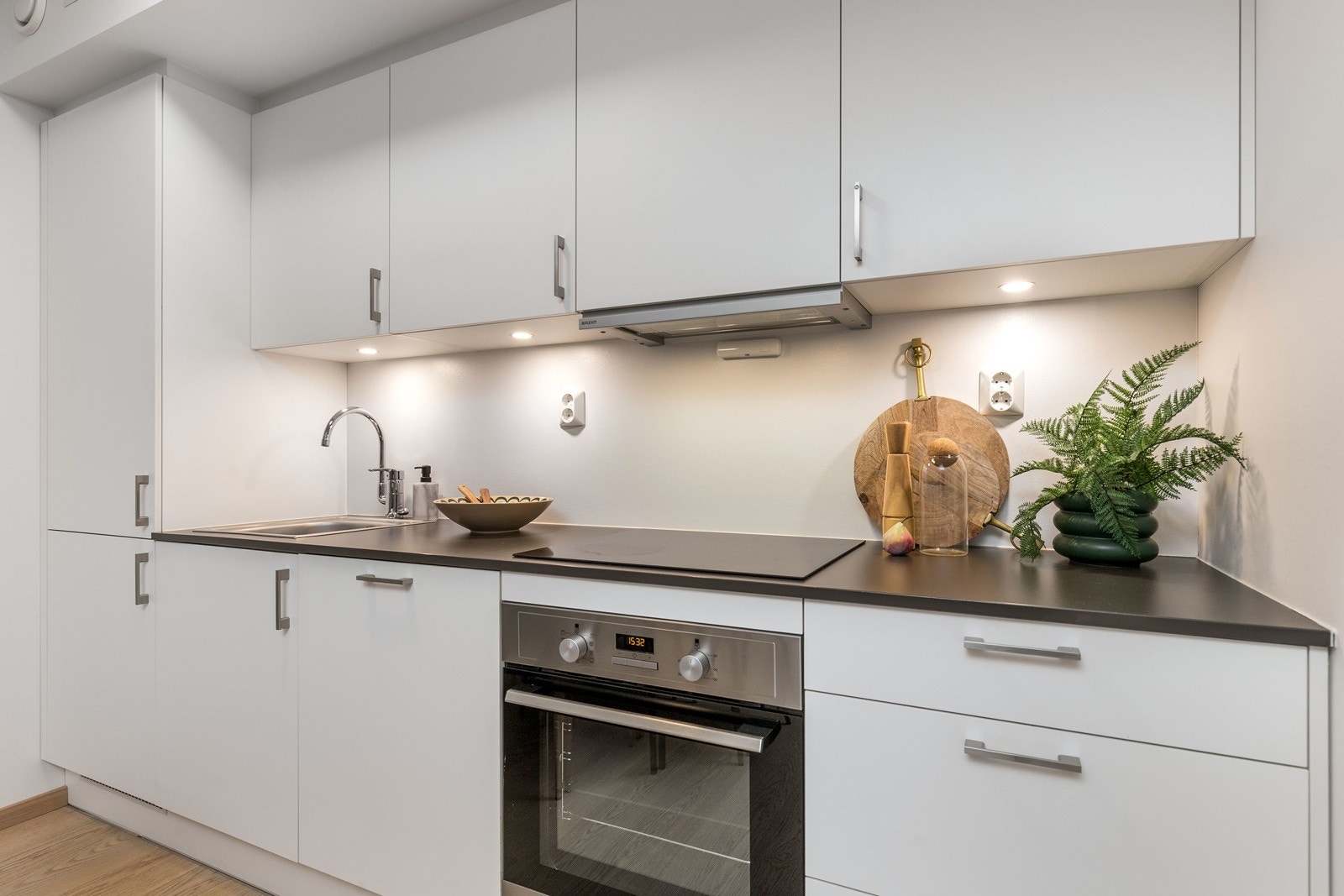 Lekkert kjøkken med integrerte hvitevarer. Her har man alt man trenger for å tilberede alle dagens måltider Galleribilde