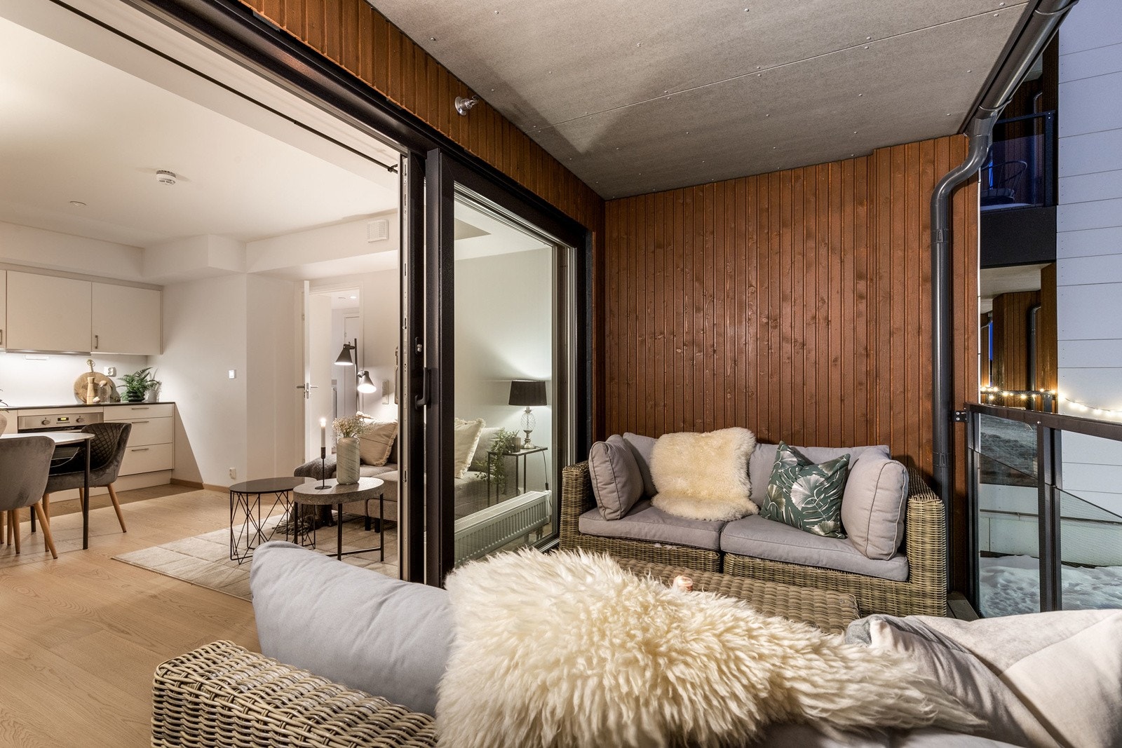 Utgang til nordvestvendt balkong på 14 kvm fra leiligheten Galleribilde