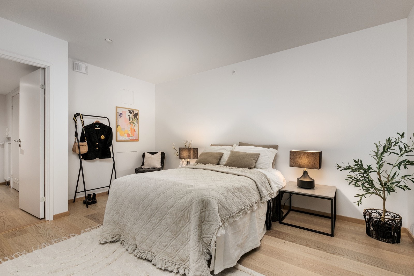 Lyst og innbydende hovedsoverom. Galleribilde