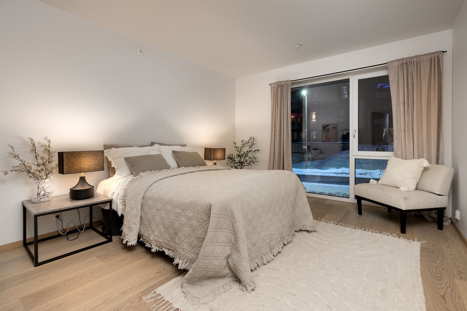 Lyst og innbydende hovedsoverom. Galleribilde