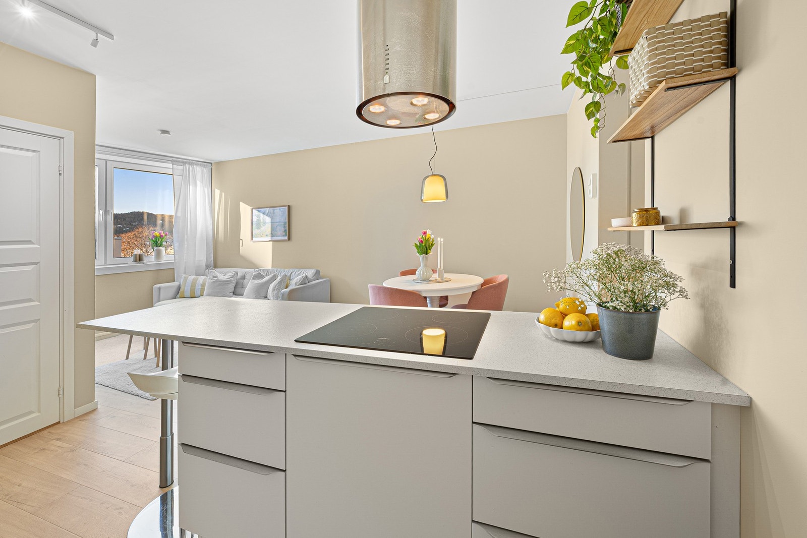 Naturlig skille mellom stue og kjøkken som gir flere soner i leiligheten. Galleribilde