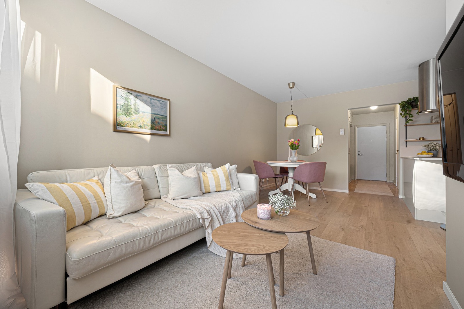 Delikat stue med nyere gulv og fine fargetoner på vegger. Galleribilde