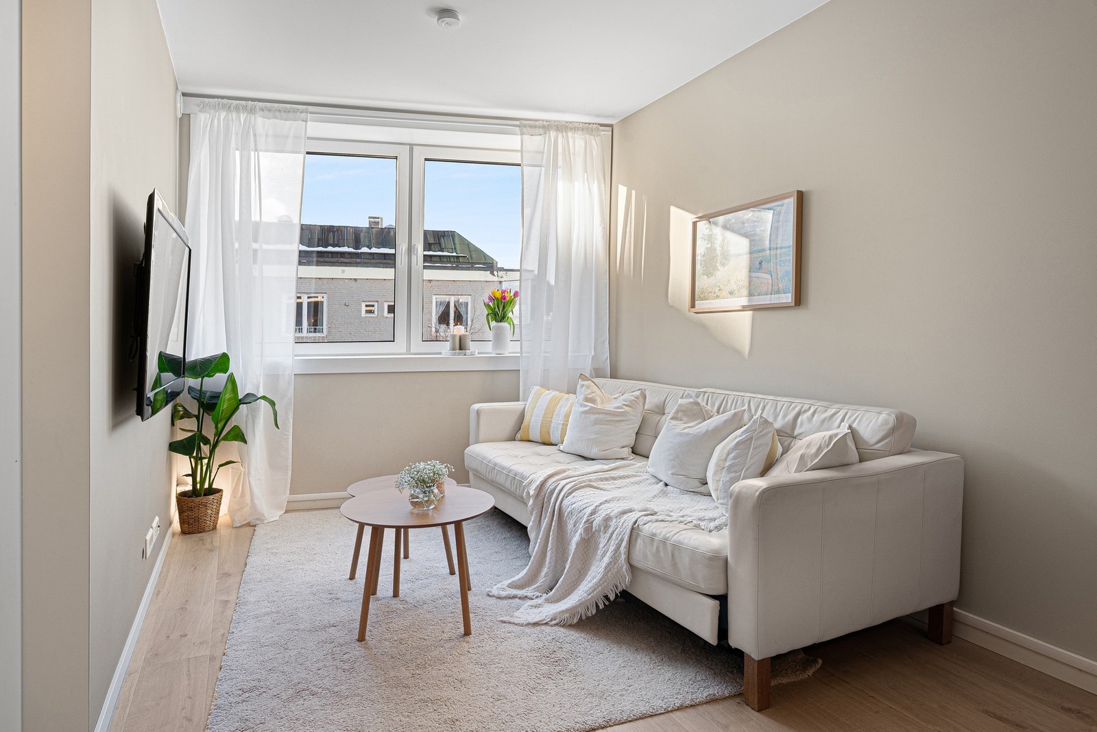 Lys og innbydende stue med store vindusflater som gir rikelig med naturlig dagslys. Galleribilde