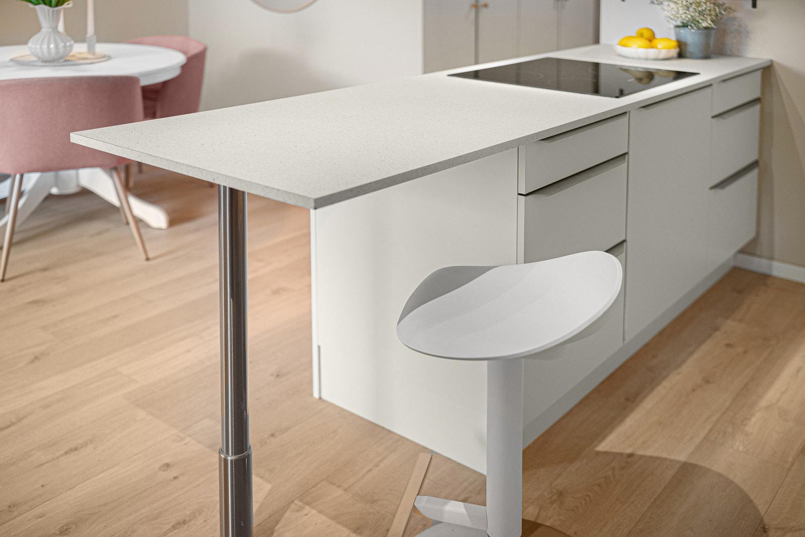 Praktisk kjøkkenøy som passer ypperlig for matlaging og oppbevaring. Galleribilde