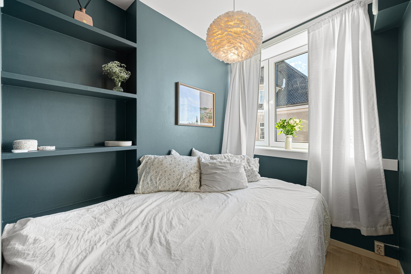 Rommet har plass til seng og oppbevaringsløsninger. Galleribilde