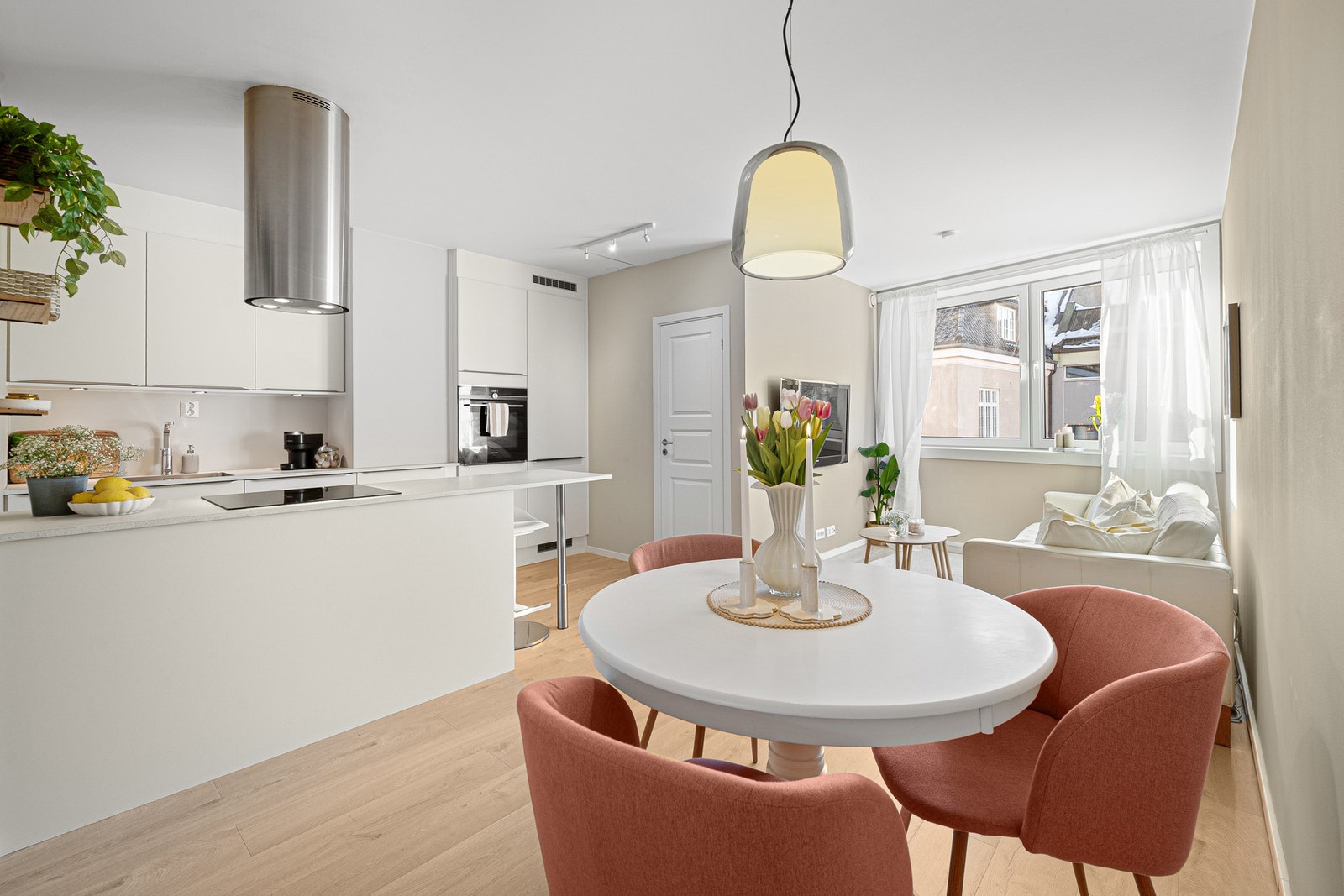 Her får du en leilighet med innbydende stue med åpen kjøkkenløsning. Galleribilde