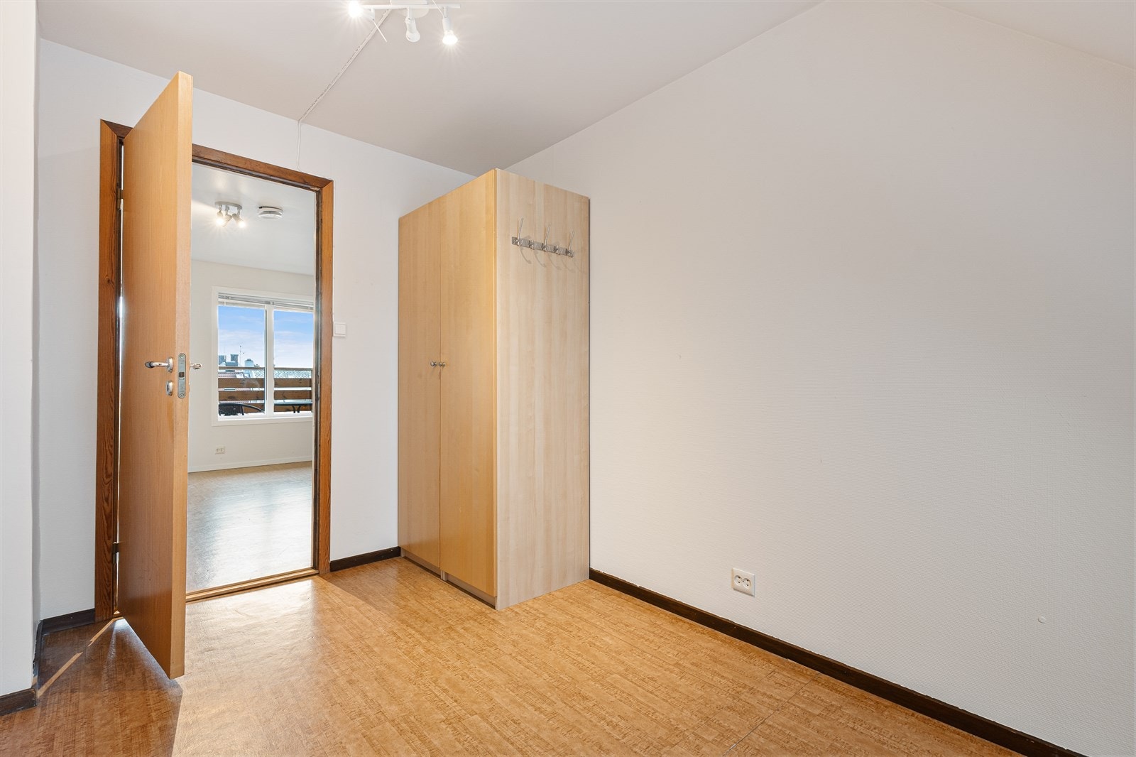 Leilighetens andre soverom har også tilhørende garderobeskap. Galleribilde